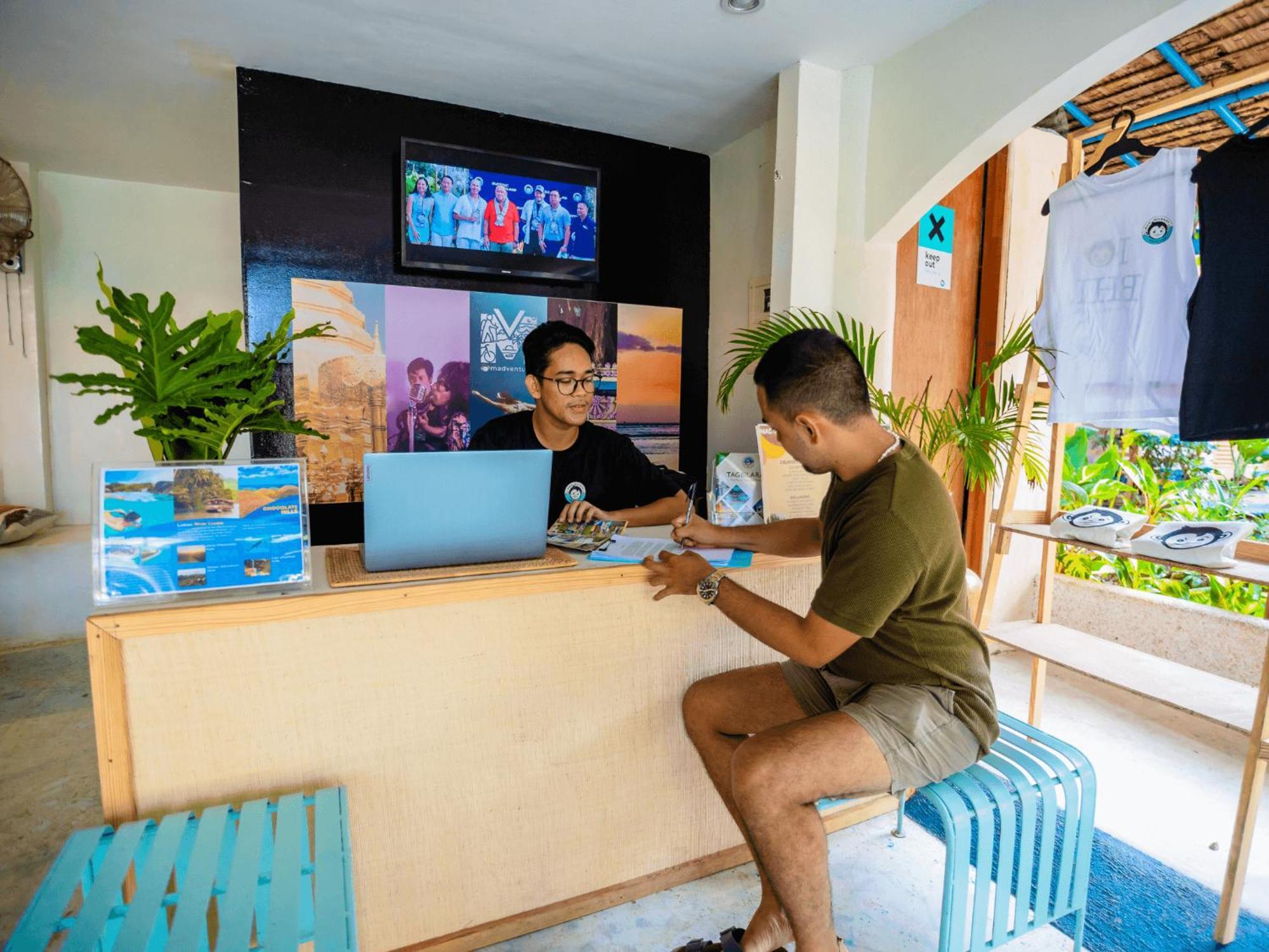 Mad Monkey Panglao Hostel Exterior foto